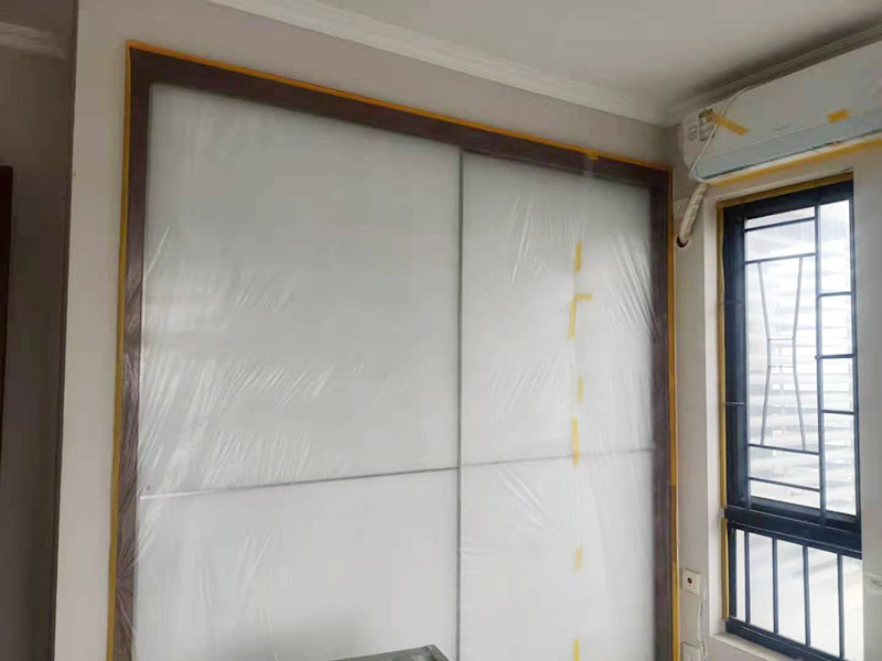 墻面家具成品保護(hù)：裝修工程成品保護(hù)包括玻璃幕墻、鋁合金成品保護(hù)、電訊通訊成品保護(hù)、木門成品保護(hù)，地面、墻面成品保護(hù)，水電成品保護(hù)，消防人防設(shè)備成品保護(hù)，通風(fēng)空調(diào)專業(yè)成品保護(hù)，吊頂成品保護(hù)以及石材成品保護(hù)。