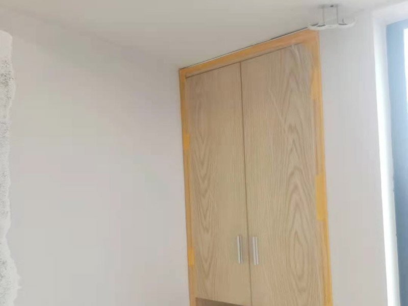 墻面家具成品保護(hù)：裝修工程成品保護(hù)包括玻璃幕墻、鋁合金成品保護(hù)、電訊通訊成品保護(hù)、木門成品保護(hù)，地面、墻面成品保護(hù)，水電成品保護(hù)，消防人防設(shè)備成品保護(hù)，通風(fēng)空調(diào)專業(yè)成品保護(hù)，吊頂成品保護(hù)以及石材成品保護(hù)。