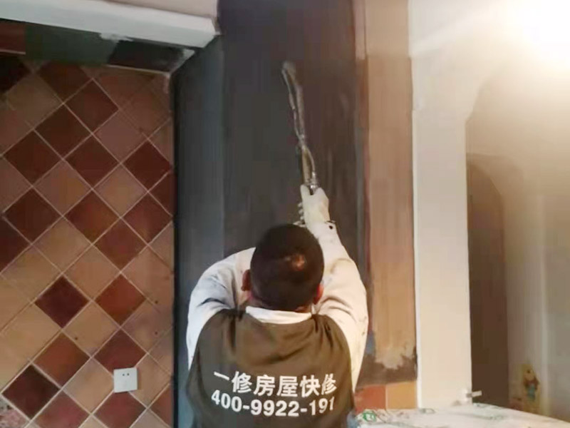 廚房墻面局部防水修復(fù):基面處理是防水施工的關(guān)鍵，施工前須清理基面，以確保其堅固、平整、干凈，無灰塵、油膩、蠟、脫模劑等以及其它碎屑物質(zhì)，如有孔隙、裂縫等缺陷的，須預(yù)先用水泥砂漿修補抹平，陰陽角處應(yīng)抹成圓弧形。保持基面濕潤當(dāng)無水。涂刷時力度均勻，注意不要漏刷；前后兩遍涂刷時保持垂直相交的角度，以充分覆蓋到位；單次涂刷不宜過厚，特別是管口和轉(zhuǎn)角處，不能超過1mm，防止干固后產(chǎn)生裂縫。施工24時后建議用濕布覆蓋涂層或噴霧灑水對涂層進行養(yǎng)護，在完全干固前須禁止踩踏、雨水、暴曬、尖銳損傷，特別是在后期安裝潔具時要特別注意不要破壞防水層。