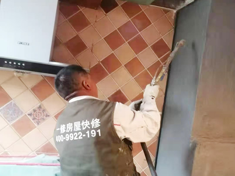 廚房墻面局部防水修復(fù):基面處理是防水施工的關(guān)鍵，施工前須清理基面，以確保其堅固、平整、干凈，無灰塵、油膩、蠟、脫模劑等以及其它碎屑物質(zhì)，如有孔隙、裂縫等缺陷的，須預(yù)先用水泥砂漿修補抹平，陰陽角處應(yīng)抹成圓弧形。保持基面濕潤當(dāng)無水。涂刷時力度均勻，注意不要漏刷；前后兩遍涂刷時保持垂直相交的角度，以充分覆蓋到位；單次涂刷不宜過厚，特別是管口和轉(zhuǎn)角處，不能超過1mm，防止干固后產(chǎn)生裂縫。施工24時后建議用濕布覆蓋涂層或噴霧灑水對涂層進行養(yǎng)護，在完全干固前須禁止踩踏、雨水、暴曬、尖銳損傷，特別是在后期安裝潔具時要特別注意不要破壞防水層。