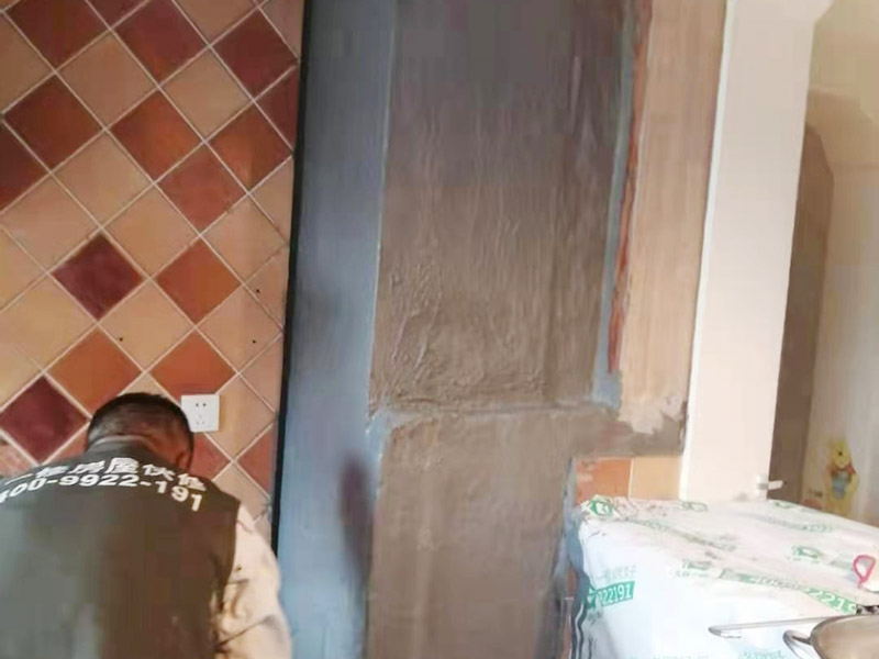 廚房墻面局部防水修復(fù):基面處理是防水施工的關(guān)鍵，施工前須清理基面，以確保其堅固、平整、干凈，無灰塵、油膩、蠟、脫模劑等以及其它碎屑物質(zhì)，如有孔隙、裂縫等缺陷的，須預(yù)先用水泥砂漿修補抹平，陰陽角處應(yīng)抹成圓弧形。保持基面濕潤當(dāng)無水。涂刷時力度均勻，注意不要漏刷；前后兩遍涂刷時保持垂直相交的角度，以充分覆蓋到位；單次涂刷不宜過厚，特別是管口和轉(zhuǎn)角處，不能超過1mm，防止干固后產(chǎn)生裂縫。施工24時后建議用濕布覆蓋涂層或噴霧灑水對涂層進行養(yǎng)護，在完全干固前須禁止踩踏、雨水、暴曬、尖銳損傷，特別是在后期安裝潔具時要特別注意不要破壞防水層。