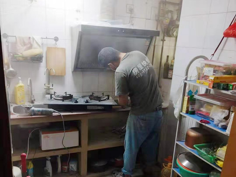 廚衛(wèi)局部改造:在安裝燃?xì)夤芮拔覀冃枰葘⒃罹叻胚M(jìn)事先開(kāi)好孔的灶臺(tái)。清理干凈灶具進(jìn)氣口，再將膠管接頭套入灶具接頭處并超過(guò)紅線，并用管夾或管箍夾緊膠管。查看電池盒是否有電池，如沒(méi)有請(qǐng)購(gòu)買(mǎi)電池并安裝，一般是1號(hào)電池， 到此基本的安裝完成。之后還要做調(diào)試，一般的方法是先開(kāi)始打開(kāi)旋鈕，測(cè)試是否有火，或者說(shuō)看一看火焰顏色是否為淡藍(lán)色，如果火焰顏色偏黃，或者偏紅，還需要再對(duì)燃?xì)庠钸M(jìn)行調(diào)試，使其火焰呈現(xiàn)正常顏色，即淡藍(lán)色。