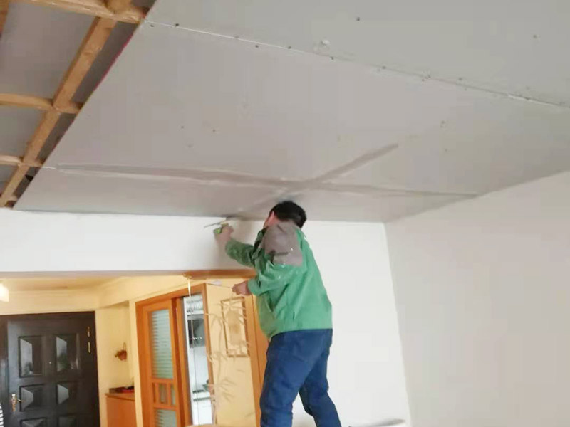 吊頂維修安裝：進(jìn)行吊頂高度的精確測量，都是裝修吊頂?shù)牧鞒讨信旁谑孜坏牟襟E。具體的操作方法就是先準(zhǔn)備好一個(gè)卷尺，然后標(biāo)清楚所在房屋的高水平線，以豎向測量的方式，來確認(rèn)標(biāo)高，繼而用彈線把龍骨從頂板的位置彈出來，完成這一步后，不要忘了用這種方法在墻壁的位置確定頂棚區(qū)域的標(biāo)高水平線。做好了樓層和墻壁等處需要標(biāo)高之后，裝修吊頂?shù)牧鞒痰南乱画h(huán)節(jié)就是主龍骨吊桿的安裝了。