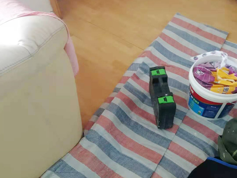 吊頂維修安裝：進(jìn)行吊頂高度的精確測量，都是裝修吊頂?shù)牧鞒讨信旁谑孜坏牟襟E。具體的操作方法就是先準(zhǔn)備好一個(gè)卷尺，然后標(biāo)清楚所在房屋的高水平線，以豎向測量的方式，來確認(rèn)標(biāo)高，繼而用彈線把龍骨從頂板的位置彈出來，完成這一步后，不要忘了用這種方法在墻壁的位置確定頂棚區(qū)域的標(biāo)高水平線。做好了樓層和墻壁等處需要標(biāo)高之后，裝修吊頂?shù)牧鞒痰南乱画h(huán)節(jié)就是主龍骨吊桿的安裝了。