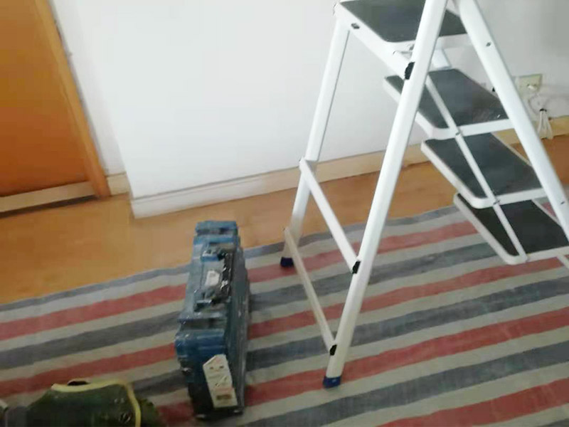 吊頂維修安裝：進(jìn)行吊頂高度的精確測量，都是裝修吊頂?shù)牧鞒讨信旁谑孜坏牟襟E。具體的操作方法就是先準(zhǔn)備好一個(gè)卷尺，然后標(biāo)清楚所在房屋的高水平線，以豎向測量的方式，來確認(rèn)標(biāo)高，繼而用彈線把龍骨從頂板的位置彈出來，完成這一步后，不要忘了用這種方法在墻壁的位置確定頂棚區(qū)域的標(biāo)高水平線。做好了樓層和墻壁等處需要標(biāo)高之后，裝修吊頂?shù)牧鞒痰南乱画h(huán)節(jié)就是主龍骨吊桿的安裝了。