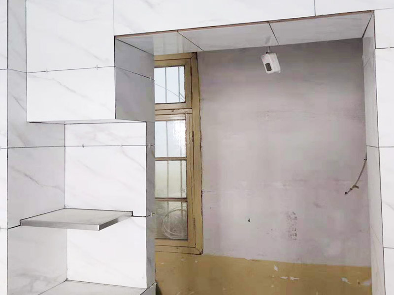 廚衛(wèi)瓷磚鋪貼案例：衛(wèi)生間、廚房的瓷磚鋪貼與客廳一樣，檢查是否平整，敲擊有無空鼓，縫隙不大且平均整齊，特別是四塊磚的角在一起的地方是否平整。 陽角處一定要碰角（各45度合在一起呈90度）鋪裝。 要注意的是廚衛(wèi)地磚要有往地漏傾斜的坡度，檢查水能不能往哪里流動。而且地磚要低于相連的其他地面。