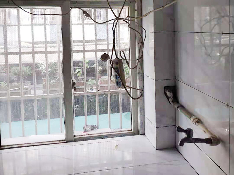 廚衛(wèi)瓷磚鋪貼案例：衛(wèi)生間、廚房的瓷磚鋪貼與客廳一樣，檢查是否平整，敲擊有無空鼓，縫隙不大且平均整齊，特別是四塊磚的角在一起的地方是否平整。 陽角處一定要碰角（各45度合在一起呈90度）鋪裝。 要注意的是廚衛(wèi)地磚要有往地漏傾斜的坡度，檢查水能不能往哪里流動。而且地磚要低于相連的其他地面。