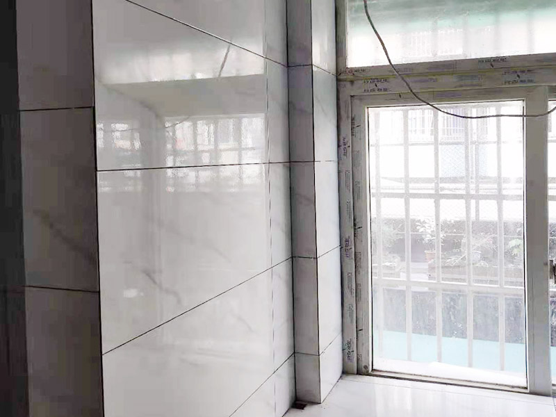 廚衛(wèi)瓷磚鋪貼案例：衛(wèi)生間、廚房的瓷磚鋪貼與客廳一樣，檢查是否平整，敲擊有無空鼓，縫隙不大且平均整齊，特別是四塊磚的角在一起的地方是否平整。 陽角處一定要碰角（各45度合在一起呈90度）鋪裝。 要注意的是廚衛(wèi)地磚要有往地漏傾斜的坡度，檢查水能不能往哪里流動。而且地磚要低于相連的其他地面。