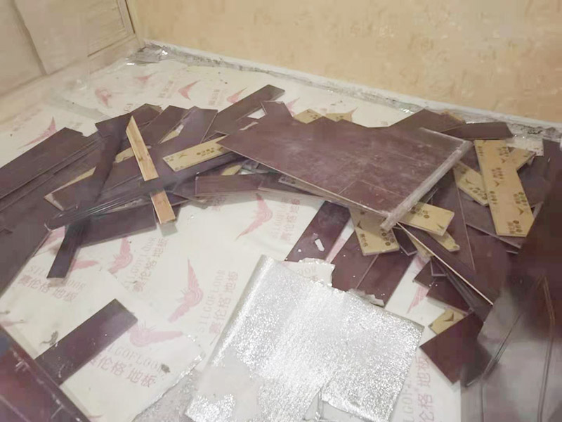 地板拆除施工：再把房間的物品都搬到另一房間去放著，把整個房間騰出來，這樣也更好的尋找木地板的縫隙源頭，沒有東西擋著，空曠也利用木地板的拆除。拆除的工作要先從踢腳線開始，就算是發(fā)現(xiàn)木地板中間有縫隙，或者有損壞的地方，感覺可以下手拆除，實(shí)際操作時，還是從踢腳線要好拆些。踢腳線一般分為兩種，若是很幸運(yùn)碰上了卡子固定的踢腳線，那就容易多了。直接用工具把卡子撬松，卡子脫落后，就可以沿著踢腳線開始拆了。若是碰上的是打了膠的踢腳線，那么就有點(diǎn)難度。先用刀片把膠水刮掉，但是這樣容易傷到地板。