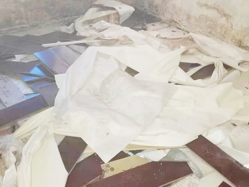 地板拆除施工：再把房間的物品都搬到另一房間去放著，把整個房間騰出來，這樣也更好的尋找木地板的縫隙源頭，沒有東西擋著，空曠也利用木地板的拆除。拆除的工作要先從踢腳線開始，就算是發(fā)現(xiàn)木地板中間有縫隙，或者有損壞的地方，感覺可以下手拆除，實(shí)際操作時，還是從踢腳線要好拆些。踢腳線一般分為兩種，若是很幸運(yùn)碰上了卡子固定的踢腳線，那就容易多了。直接用工具把卡子撬松，卡子脫落后，就可以沿著踢腳線開始拆了。若是碰上的是打了膠的踢腳線，那么就有點(diǎn)難度。先用刀片把膠水刮掉，但是這樣容易傷到地板。