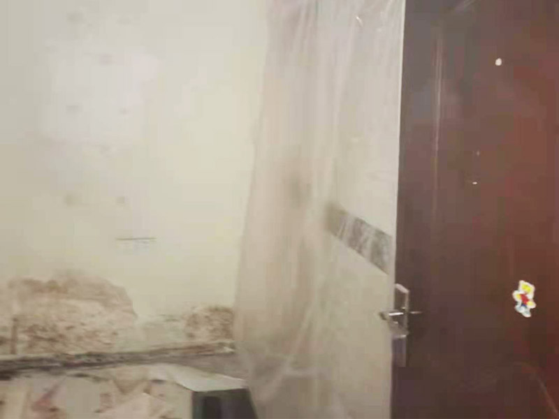 地板拆除施工：再把房間的物品都搬到另一房間去放著，把整個房間騰出來，這樣也更好的尋找木地板的縫隙源頭，沒有東西擋著，空曠也利用木地板的拆除。拆除的工作要先從踢腳線開始，就算是發(fā)現(xiàn)木地板中間有縫隙，或者有損壞的地方，感覺可以下手拆除，實(shí)際操作時，還是從踢腳線要好拆些。踢腳線一般分為兩種，若是很幸運(yùn)碰上了卡子固定的踢腳線，那就容易多了。直接用工具把卡子撬松，卡子脫落后，就可以沿著踢腳線開始拆了。若是碰上的是打了膠的踢腳線，那么就有點(diǎn)難度。先用刀片把膠水刮掉，但是這樣容易傷到地板。