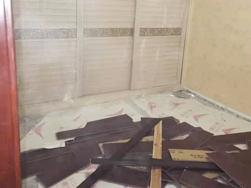 地板拆除施工：再把房間的物品都搬到另一房間去放著，把整個房間騰出來，這樣也更好的尋找木地板的縫隙源頭，沒有東西擋著，空曠也利用木地板的拆除。拆除的工作要先從踢腳線開始，就算是發(fā)現(xiàn)木地板中間有縫隙，或者有損壞的地方，感覺可以下手拆除，實(shí)際操作時，還是從踢腳線要好拆些。踢腳線一般分為兩種，若是很幸運(yùn)碰上了卡子固定的踢腳線，那就容易多了。直接用工具把卡子撬松，卡子脫落后，就可以沿著踢腳線開始拆了。若是碰上的是打了膠的踢腳線，那么就有點(diǎn)難度。先用刀片把膠水刮掉，但是這樣容易傷到地板。