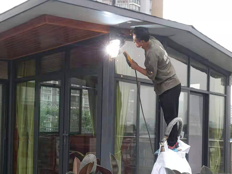 露臺(tái)雨棚安裝：在門楣上定位劃水平線，把塑料支架的固定孔距畫下來(lái)沖擊鉆打孔，要比膨脹螺絲深一些。   最好兩個(gè)人配合安裝，一個(gè)人托舉著，一個(gè)人安放膨脹螺絲，有4個(gè)，扳手?jǐn)Q緊。   接下來(lái)的就比較好安裝了.將組合好的雨棚耐力板插入剛才安裝好的雨棚中【支架的卡槽中】，螺絲固定。   全部安裝到位后，要到遠(yuǎn)處看看，雨棚外沿是不是處在一條直線上，如有高有低，放寬膨脹螺絲，調(diào)整一下支架，如果是墻面不平引起的，可用木片或塑料片墊一下。記得膨脹螺絲還要擰緊，不然雨棚會(huì)飛跑的。