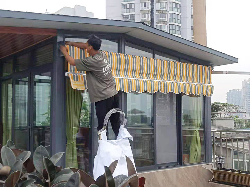 露臺(tái)雨棚安裝：在門楣上定位劃水平線，把塑料支架的固定孔距畫下來(lái)沖擊鉆打孔，要比膨脹螺絲深一些。   最好兩個(gè)人配合安裝，一個(gè)人托舉著，一個(gè)人安放膨脹螺絲，有4個(gè)，扳手?jǐn)Q緊。   接下來(lái)的就比較好安裝了.將組合好的雨棚耐力板插入剛才安裝好的雨棚中【支架的卡槽中】，螺絲固定。   全部安裝到位后，要到遠(yuǎn)處看看，雨棚外沿是不是處在一條直線上，如有高有低，放寬膨脹螺絲，調(diào)整一下支架，如果是墻面不平引起的，可用木片或塑料片墊一下。記得膨脹螺絲還要擰緊，不然雨棚會(huì)飛跑的。