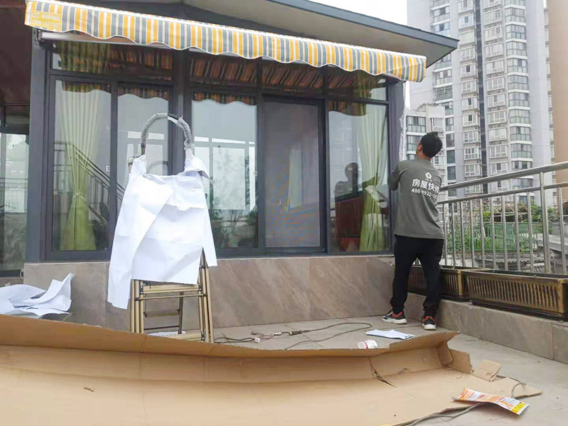 露臺(tái)雨棚安裝：在門楣上定位劃水平線，把塑料支架的固定孔距畫下來(lái)沖擊鉆打孔，要比膨脹螺絲深一些。   最好兩個(gè)人配合安裝，一個(gè)人托舉著，一個(gè)人安放膨脹螺絲，有4個(gè)，扳手?jǐn)Q緊。   接下來(lái)的就比較好安裝了.將組合好的雨棚耐力板插入剛才安裝好的雨棚中【支架的卡槽中】，螺絲固定。   全部安裝到位后，要到遠(yuǎn)處看看，雨棚外沿是不是處在一條直線上，如有高有低，放寬膨脹螺絲，調(diào)整一下支架，如果是墻面不平引起的，可用木片或塑料片墊一下。記得膨脹螺絲還要擰緊，不然雨棚會(huì)飛跑的。