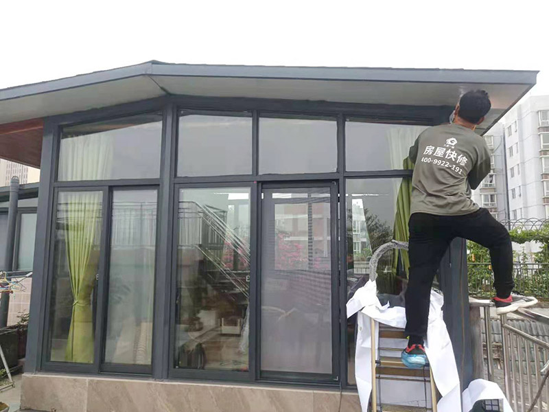 在門楣上定位劃水平線，把塑料支架的固定孔距畫下來沖擊鉆打孔，要比膨脹螺絲深一些。   最好兩個人配合安裝，一個人托舉著，一個人安放膨脹螺絲，有4個，扳手擰緊。   接下來的就比較好安裝了.將組合好的雨棚耐力板插入剛才安裝好的雨棚中【支架的卡槽中】，螺絲固定。   全部安裝到位后，要到遠處看看，雨棚外沿是不是處在一條直線上，如有高有低，放寬膨脹螺絲，調(diào)整一下支架，如果是墻面不平引起的，可用木片或塑料片墊一下。記得膨脹螺絲還要擰緊，不然雨棚會飛跑的。