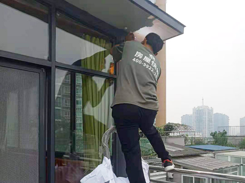 在門楣上定位劃水平線，把塑料支架的固定孔距畫下來沖擊鉆打孔，要比膨脹螺絲深一些。   最好兩個人配合安裝，一個人托舉著，一個人安放膨脹螺絲，有4個，扳手擰緊。   接下來的就比較好安裝了.將組合好的雨棚耐力板插入剛才安裝好的雨棚中【支架的卡槽中】，螺絲固定。   全部安裝到位后，要到遠處看看，雨棚外沿是不是處在一條直線上，如有高有低，放寬膨脹螺絲，調(diào)整一下支架，如果是墻面不平引起的，可用木片或塑料片墊一下。記得膨脹螺絲還要擰緊，不然雨棚會飛跑的。