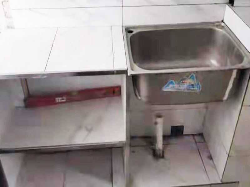 廚房磚砌櫥柜：櫥柜的水電定位時(shí)，先劃分功能區(qū)：洗菜盆區(qū)、灶臺(tái)區(qū)、切菜區(qū)、電器區(qū)，把這些區(qū)域的具體尺寸畫(huà)在墻面上，安排好進(jìn)水管、排水管和各種插座的準(zhǔn)確位置。 磚砌櫥柜制作的時(shí)候先做櫥柜的圍角，可以根據(jù)自己的喜好選擇不同顏色的瓷磚來(lái)實(shí)現(xiàn)。圍角完成以后的重要工作就是用水泥和砂漿將櫥柜的底部填實(shí)，上面鋪瓷磚。同時(shí)，瓷磚豎隔板的位置按照櫥柜圖紙進(jìn)行預(yù)留。 磚砌櫥柜制作好之后，我們可以根據(jù)自己喜歡的風(fēng)格選擇不同材質(zhì)的石材臺(tái)面和門(mén)板，完全不影響美觀，同時(shí)對(duì)于櫥柜內(nèi)部我們均采用不銹鋼條進(jìn)行收邊，既美觀又好打掃衛(wèi)生。