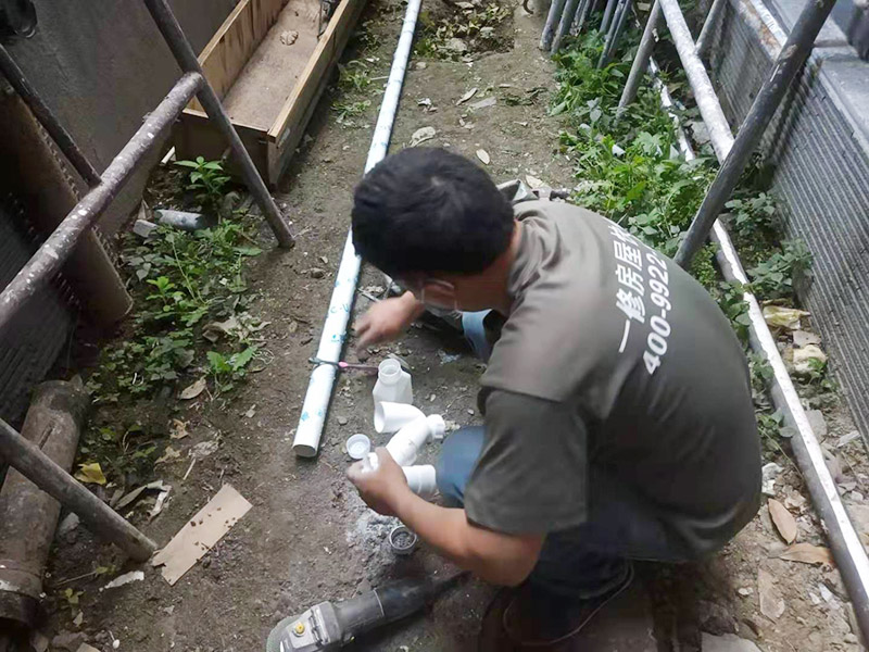外墻水管安裝：水管承插連接分為剛性承插連接和柔性承插連接兩種。剛性承插連接是用管道插口插入管道的承口內(nèi)，對正后，先用嵌縫材料嵌縫，然后用密封材料密封，使之成為一個(gè)牢固的封閉的管道接口。柔性承插連接接頭在管道承插口的正封口上放入富有彈性的橡膠圈，然后施力將管子插端插入，形成一個(gè)能適應(yīng)一定范圍內(nèi)的位移和振動的封閉管接頭。