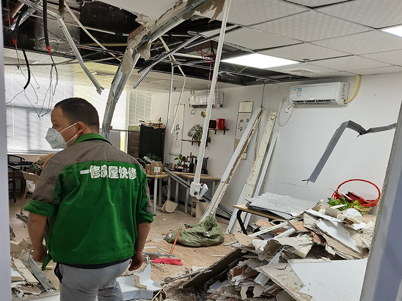 辦公室重新裝修局部拆墻時應根據戶型圖判斷是否為承重墻；否則不可拆除。辦公室的抗震構件如構造柱、圈梁等根據原建筑施工圖來確定，或者請物業(yè)鑒別。還有應把墻內開關、插座、有線電視頭、電話線路等有關線盒拆除、放好，拆墻時大號鐵釘的受力面積較大，需謹慎面對，以防誤砸到手。