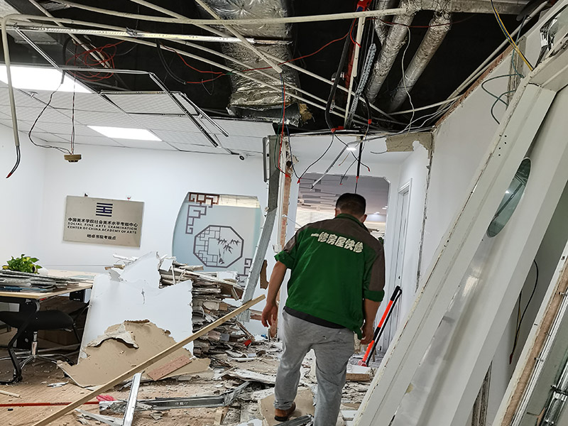 辦公室重新裝修局部拆墻時應根據戶型圖判斷是否為承重墻；否則不可拆除。辦公室的抗震構件如構造柱、圈梁等根據原建筑施工圖來確定，或者請物業(yè)鑒別。還有應把墻內開關、插座、有線電視頭、電話線路等有關線盒拆除、放好，拆墻時大號鐵釘的受力面積較大，需謹慎面對，以防誤砸到手。