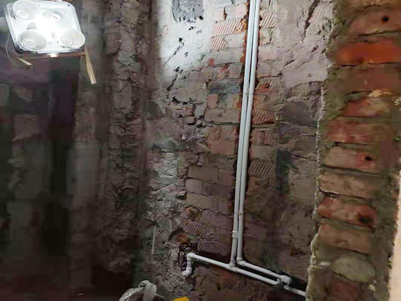 衛(wèi)生間水電改造：按客戶要求，確定水電設(shè)施的準(zhǔn)確位置，施工開槽前做出，在施工前定好位置，施工后不再改動(dòng)或添加。然后以水平線為標(biāo)準(zhǔn)挖線盒，以管徑為標(biāo)準(zhǔn)開槽，用水泥砂漿穩(wěn)線盒，要求與墻面齊平，低位、高位線盒在同一水平，要先做，最后線管固定好。