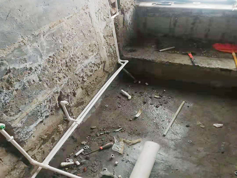 衛(wèi)生間水電改造：按客戶要求，確定水電設(shè)施的準(zhǔn)確位置，施工開槽前做出，在施工前定好位置，施工后不再改動(dòng)或添加。然后以水平線為標(biāo)準(zhǔn)挖線盒，以管徑為標(biāo)準(zhǔn)開槽，用水泥砂漿穩(wěn)線盒，要求與墻面齊平，低位、高位線盒在同一水平，要先做，最后線管固定好。