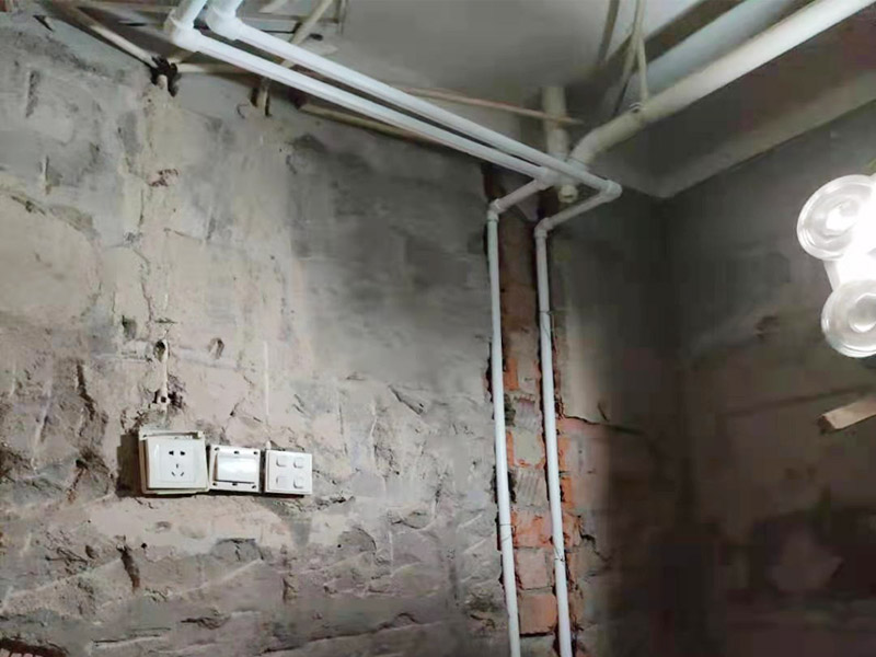 衛(wèi)生間水電改造：按客戶要求，確定水電設(shè)施的準(zhǔn)確位置，施工開槽前做出，在施工前定好位置，施工后不再改動(dòng)或添加。然后以水平線為標(biāo)準(zhǔn)挖線盒，以管徑為標(biāo)準(zhǔn)開槽，用水泥砂漿穩(wěn)線盒，要求與墻面齊平，低位、高位線盒在同一水平，要先做，最后線管固定好。