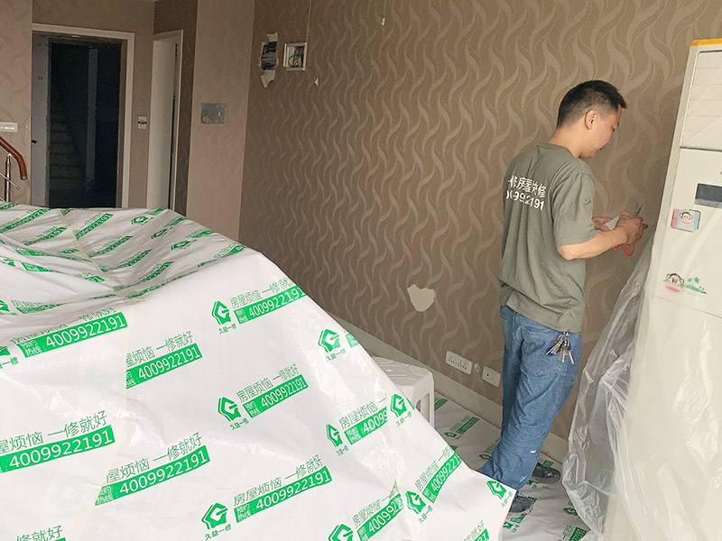客廳家具空調(diào)成品保護(hù)：舊房墻面刷新會(huì)有點(diǎn)麻煩的，比較珍貴的家具建議搬走，或者和一些冰箱空調(diào)之類的可以放在現(xiàn)場(chǎng)讓裝飾公司成品保護(hù)起來(lái)，這樣即省了搬運(yùn)費(fèi)，也避免家具空調(diào)等二次污染。