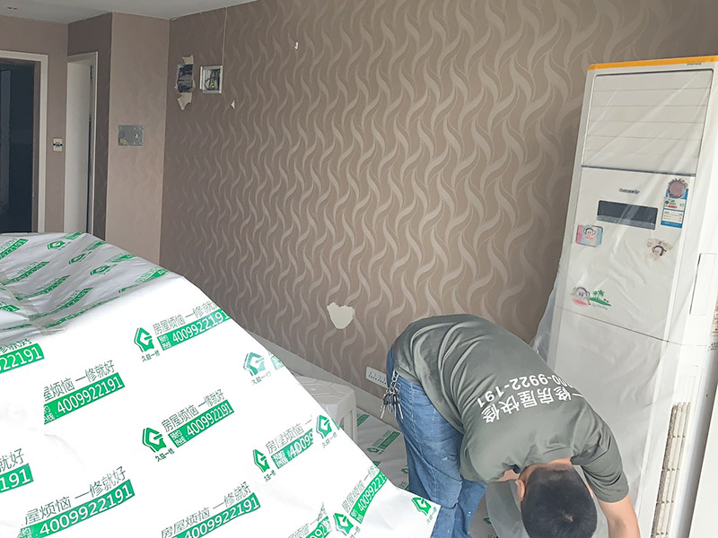 客廳家具空調(diào)成品保護(hù)：舊房墻面刷新會(huì)有點(diǎn)麻煩的，比較珍貴的家具建議搬走，或者和一些冰箱空調(diào)之類的可以放在現(xiàn)場(chǎng)讓裝飾公司成品保護(hù)起來(lái)，這樣即省了搬運(yùn)費(fèi)，也避免家具空調(diào)等二次污染。