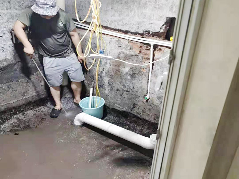衛(wèi)生間基層清理打掃：廚衛(wèi)是家里水汽最大的地方，尤其是衛(wèi)生間，需要使用大量水進(jìn)行洗浴，而且每天都要使用，如果不處理好，每天上班都沒心情，所以衛(wèi)生間的防水就一定要認(rèn)真對(duì)待。首先基層需要清理干凈，正所謂萬丈高樓基礎(chǔ)最重要。
