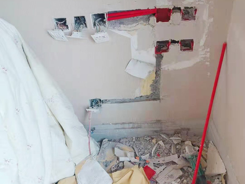 開關電路安裝修補：可以用水泥砂漿填實抹平，待干后，用免膠石膏找平再批膩子。線槽修補不好，以后線路的話就會露出來的，時間長了就會老化破損的。最后還要再鑿墻重新布線安裝。
