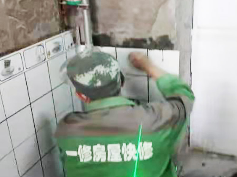 廁所小方磚鋪貼：首先墻面基層清理干凈，衛(wèi)生間采用釉面墻磚，用水泥砂漿，瓷磚需要經(jīng)過泡水后鋪貼，而且墻磚的鋪貼高度可要高于淋浴的高度，這樣比較防水。在瓷磚鋪貼時需要以水平線為準繩，設(shè)置能對瓷磚起到支撐作用的木板，以防止瓷磚在達到粘著強度之前位移或下墜。