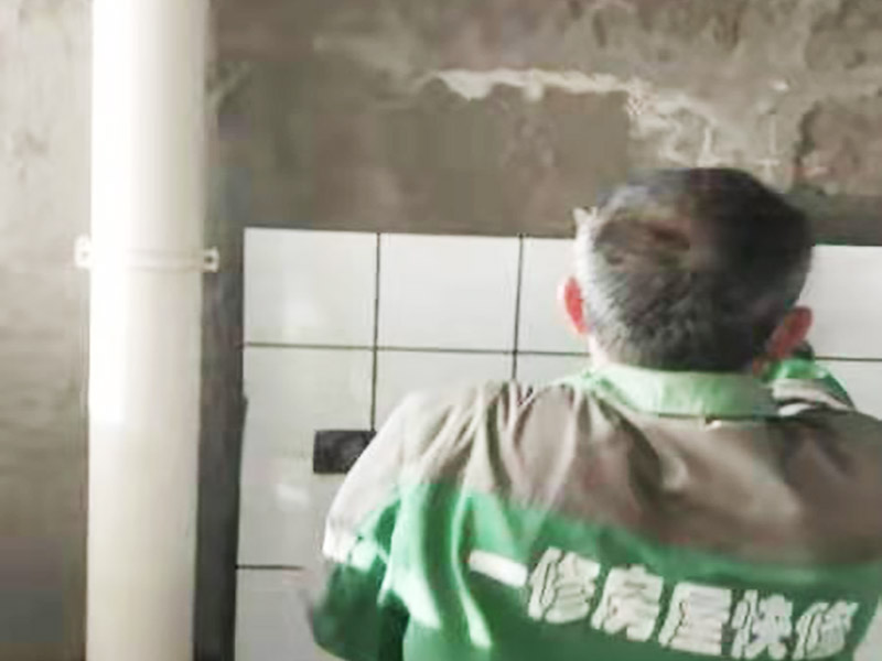 廁所小方磚鋪貼：首先墻面基層清理干凈，衛(wèi)生間采用釉面墻磚，用水泥砂漿，瓷磚需要經(jīng)過泡水后鋪貼，而且墻磚的鋪貼高度可要高于淋浴的高度，這樣比較防水。在瓷磚鋪貼時需要以水平線為準繩，設(shè)置能對瓷磚起到支撐作用的木板，以防止瓷磚在達到粘著強度之前位移或下墜。