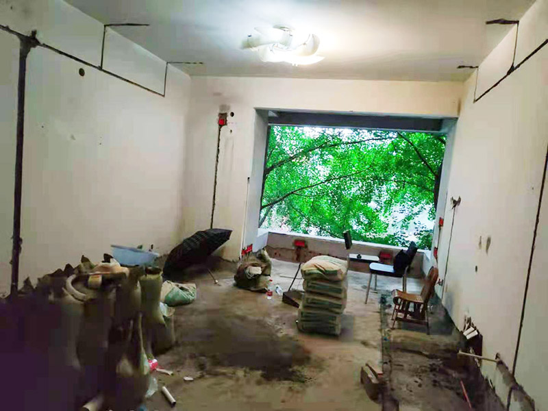 全屋水電改造施工：裝修一套房，水電工作是隱蔽工程，改造完畢后，各種水管、電線(xiàn)等都需埋在墻面、地下或吊頂里，后期不能進(jìn)行檢查維修，因此入墻材料的質(zhì)量就是重中之重必須做好。而如何規(guī)劃水電走向呢？就需要前期將家電家具的位置尺寸都定好，多預(yù)備幾個(gè)空余，以后使用起來(lái)才不會(huì)后悔莫及。