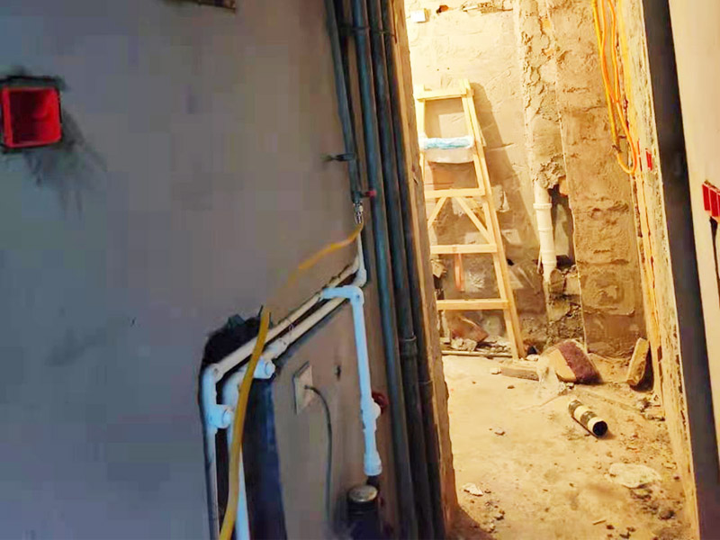 全屋水電改造施工：裝修一套房，水電工作是隱蔽工程，改造完畢后，各種水管、電線(xiàn)等都需埋在墻面、地下或吊頂里，后期不能進(jìn)行檢查維修，因此入墻材料的質(zhì)量就是重中之重必須做好。而如何規(guī)劃水電走向呢？就需要前期將家電家具的位置尺寸都定好，多預(yù)備幾個(gè)空余，以后使用起來(lái)才不會(huì)后悔莫及。