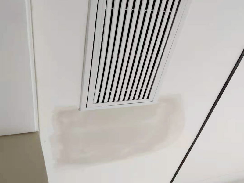 天花板局部修補(bǔ)：天花板有裂縫或者掉皮為什么，可能是天花板本身內(nèi)部潮氣重，可能是是因?yàn)槟佔(zhàn)颖旧淼哪z性差，或者是天花層膩?zhàn)釉瓉砼翁瘢瑢?dǎo)致附著力差。如果鏟除膩?zhàn)又蟀l(fā)現(xiàn)天花開裂是因?yàn)樘旎ò灞旧硪蚪ㄖ蛴辛芽p導(dǎo)致的，可以先用素水泥把裂縫修補(bǔ)好，然后在裂縫處用界面劑貼一塊白布或嵌縫帶，然后再滿刮膩?zhàn)?，最后打磨刷漆；可以徹底根除這個(gè)問題；