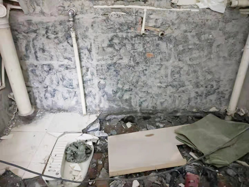 衛(wèi)生間拆除裝修：衛(wèi)生間的瓷磚拆除有很多需要特別注意的地方，操作不當(dāng)會破壞其他的設(shè)施，所以在拆除前就需要留下來的衛(wèi)浴用具。事前準(zhǔn)備做好了，后面的工序才能有條不紊地進(jìn)行。馬桶的拆卸則是留到敲磚后進(jìn)行的。以免敲磚時掉落的瓷磚砸壞排水管，或掉到排水管道中造成淤塞。