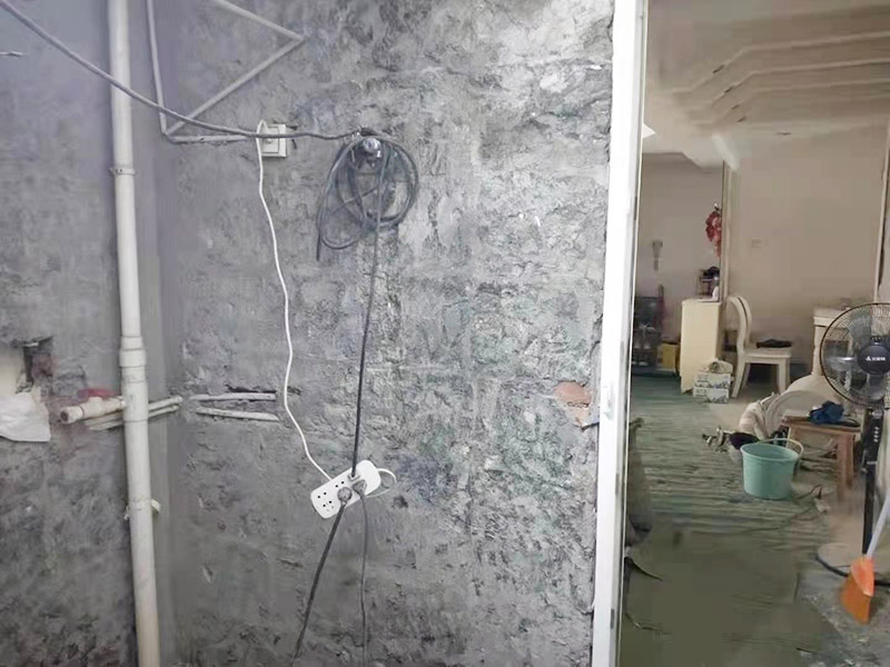 衛(wèi)生間拆除裝修：衛(wèi)生間的瓷磚拆除有很多需要特別注意的地方，操作不當(dāng)會破壞其他的設(shè)施，所以在拆除前就需要留下來的衛(wèi)浴用具。事前準(zhǔn)備做好了，后面的工序才能有條不紊地進(jìn)行。馬桶的拆卸則是留到敲磚后進(jìn)行的。以免敲磚時掉落的瓷磚砸壞排水管，或掉到排水管道中造成淤塞。