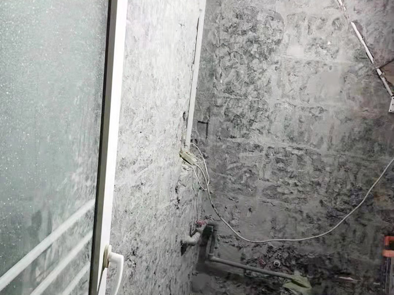 衛(wèi)生間拆除裝修：衛(wèi)生間的瓷磚拆除有很多需要特別注意的地方，操作不當(dāng)會破壞其他的設(shè)施，所以在拆除前就需要留下來的衛(wèi)浴用具。事前準(zhǔn)備做好了，后面的工序才能有條不紊地進(jìn)行。馬桶的拆卸則是留到敲磚后進(jìn)行的。以免敲磚時掉落的瓷磚砸壞排水管，或掉到排水管道中造成淤塞。