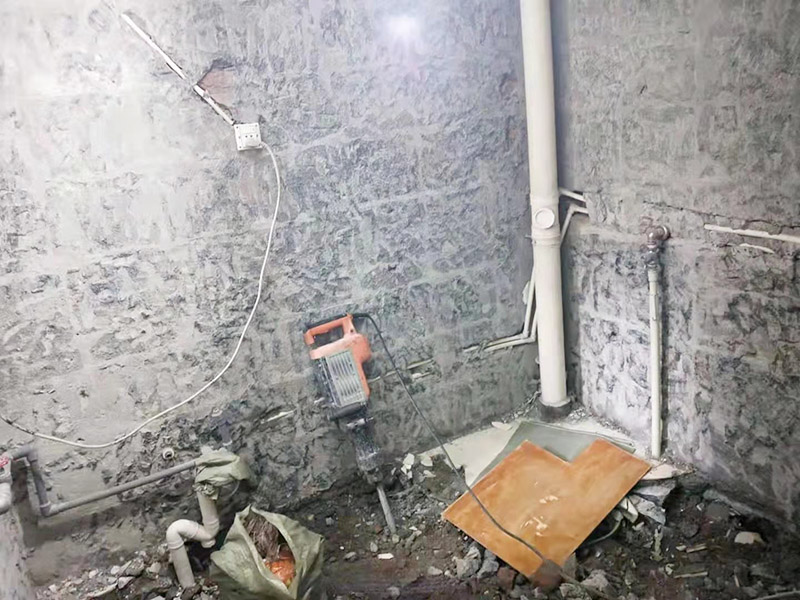 衛(wèi)生間拆除裝修：衛(wèi)生間的瓷磚拆除有很多需要特別注意的地方，操作不當(dāng)會破壞其他的設(shè)施，所以在拆除前就需要留下來的衛(wèi)浴用具。事前準(zhǔn)備做好了，后面的工序才能有條不紊地進(jìn)行。馬桶的拆卸則是留到敲磚后進(jìn)行的。以免敲磚時掉落的瓷磚砸壞排水管，或掉到排水管道中造成淤塞。