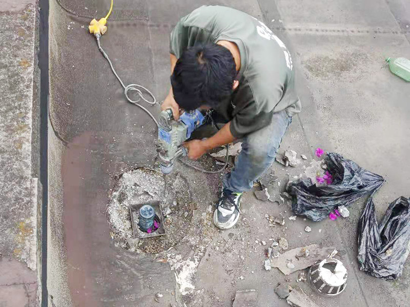 屋頂排水管疏通防水：屋頂排水不做好，不止是樓頂住戶遭殃哦，如果上面沒問題，就是整體防水層出問題了，結(jié)構(gòu)板阻水，水從薄弱的地方留出很正常，如果這里在下面堵了，會(huì)從別的地方出來。首先就先要將周邊清理干凈然后再電鉆疏通維修。