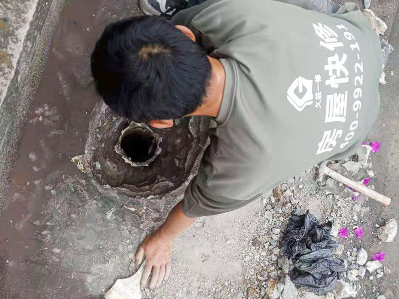 屋頂排水管疏通防水：屋頂排水不做好，不止是樓頂住戶遭殃哦，如果上面沒問題，就是整體防水層出問題了，結(jié)構(gòu)板阻水，水從薄弱的地方留出很正常，如果這里在下面堵了，會(huì)從別的地方出來。首先就先要將周邊清理干凈然后再電鉆疏通維修。