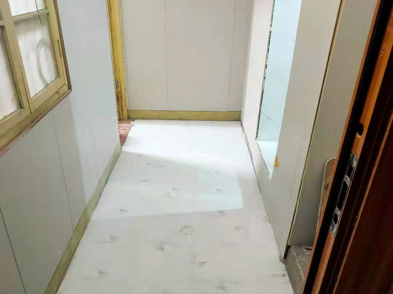  衛(wèi)生間貼瓷磚多少錢不能一概而論，因為瓷磚的品牌，尺寸不同，價格自然不同。因此貼起來也是不同的，所以衛(wèi)生間貼瓷磚多少錢還要看裝修公司的具體報價表了?；蛘呖梢灾苯影氚约河喆纱u，然只早人工服務(wù)價格就會實惠且明確一些。