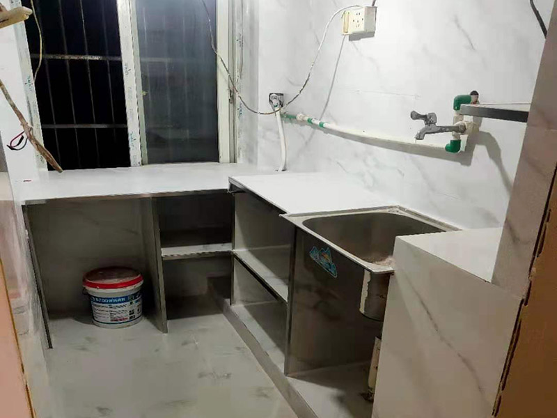  衛(wèi)生間貼瓷磚多少錢不能一概而論，因為瓷磚的品牌，尺寸不同，價格自然不同。因此貼起來也是不同的，所以衛(wèi)生間貼瓷磚多少錢還要看裝修公司的具體報價表了?；蛘呖梢灾苯影氚约河喆纱u，然只早人工服務(wù)價格就會實惠且明確一些。