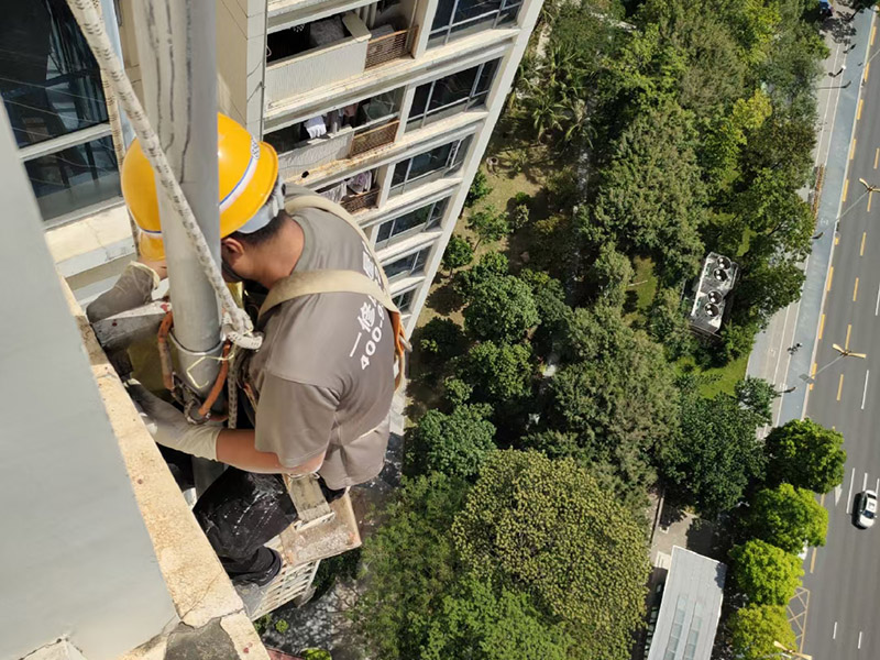 外墻高空作業(yè)：高空作業(yè)需要知道的小知識：高于地面2米以上(含2米)，且為懸空的高度作業(yè)是為高空作業(yè)。 安全措施需要注意這些點：高空作業(yè)人員必須正確佩帶安全帽，必須系好安全帶，并掛在牢固處(高掛低用)。高空作業(yè)嚴(yán)禁上下拋物，小型工具、配件用工具包盛裝或使用吊籃吊裝。檢查腳手架的扣件是否完好、螺栓是否擰緊;必須佩帶安全帶并掛牢(可拴在護欄上)。