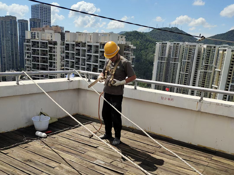 外墻高空作業(yè)：高空作業(yè)需要知道的小知識：高于地面2米以上(含2米)，且為懸空的高度作業(yè)是為高空作業(yè)。 安全措施需要注意這些點：高空作業(yè)人員必須正確佩帶安全帽，必須系好安全帶，并掛在牢固處(高掛低用)。高空作業(yè)嚴(yán)禁上下拋物，小型工具、配件用工具包盛裝或使用吊籃吊裝。檢查腳手架的扣件是否完好、螺栓是否擰緊;必須佩帶安全帶并掛牢(可拴在護欄上)。