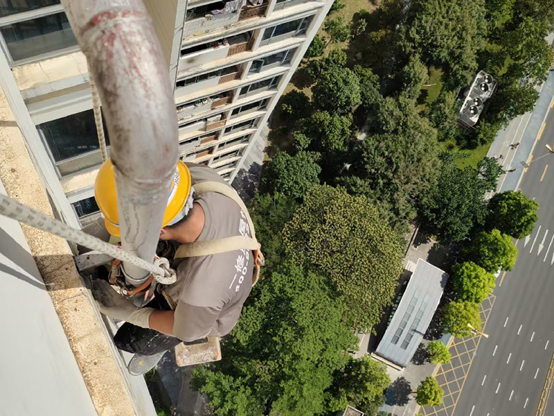 外墻高空作業(yè)：高空作業(yè)需要知道的小知識：高于地面2米以上(含2米)，且為懸空的高度作業(yè)是為高空作業(yè)。 安全措施需要注意這些點：高空作業(yè)人員必須正確佩帶安全帽，必須系好安全帶，并掛在牢固處(高掛低用)。高空作業(yè)嚴(yán)禁上下拋物，小型工具、配件用工具包盛裝或使用吊籃吊裝。檢查腳手架的扣件是否完好、螺栓是否擰緊;必須佩帶安全帶并掛牢(可拴在護欄上)。
