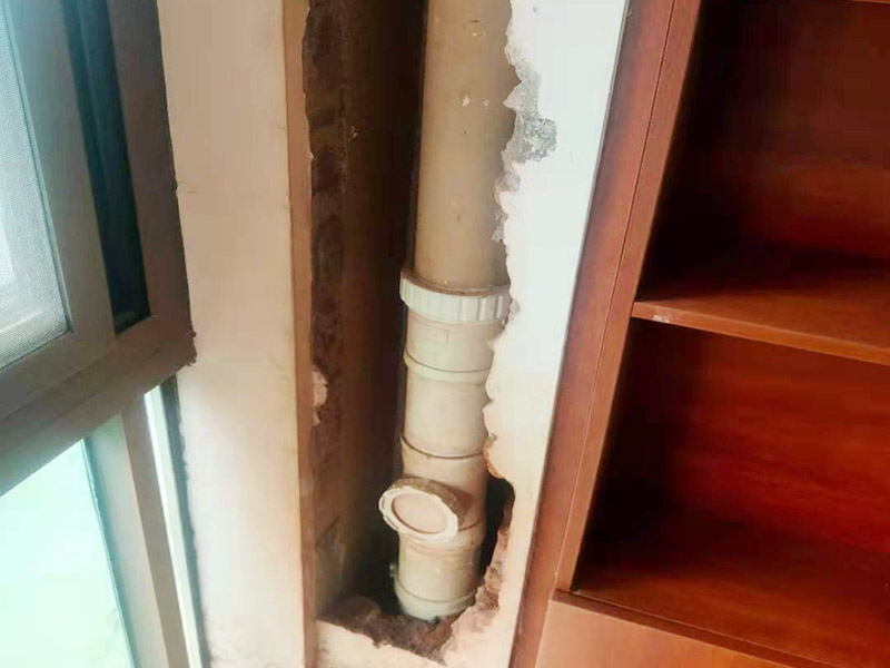 墻內(nèi)主水管漏水維修：主水管漏水點(diǎn)相較其他水管更大，如果上面樓層不高就可以直接讓樓上不要用水，不然就要將整棟樓的水停下來，否則就會(huì)影響到后期的施工。更換的時(shí)候要將漏水的地方截掉，然后套上尺寸相同的新管，并用PVC膠水把連接處粘好。假如滲透的不嚴(yán)重，那么直接用PVC膠水粘結(jié)好，再拿防水布裹緊即可。最后再墻面修復(fù)。