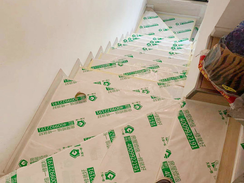 施工地板保護(hù)施工：二手房裝修時(shí)已經(jīng)裝修好的地板，家具等不想二次污染就一定要注意對(duì)地板和家具進(jìn)行保護(hù)。為了防止地板被沾染灰塵以及施工團(tuán)隊(duì)人員等的腳印，最好先在地板上鋪一層防塵布等作為保護(hù)膜。